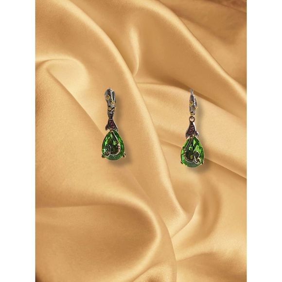 Gunmetal
and Gold Tone Vine Setting Green Pear Shape Drop Dangle Earrings - Picture 2 of 8
